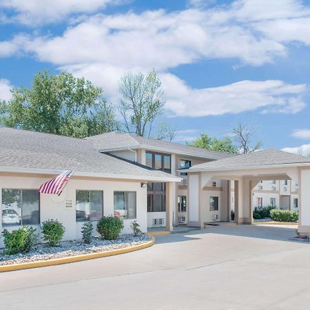 Super 8 By Wyndham Ottumwa Motel Exterior photo